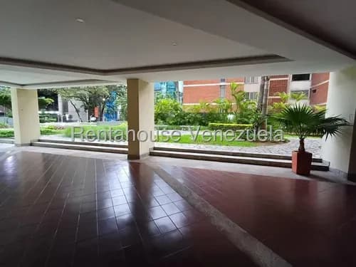 Se Alquila Impecable Apartamento De 115m2, Silencioso, Con Vista Y Sin Muebles, Ideal Para Que Lo Amuebles A Tu Gusto En Campo Alegre. Carlos Manuel Mollejas. Mls#26-20971.