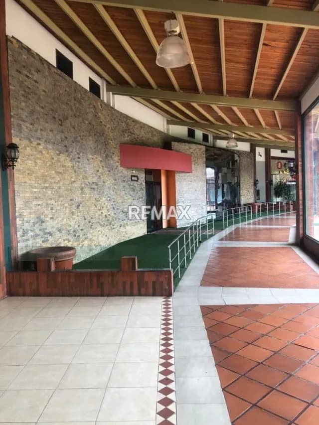Se Vende Local Comercial en Centro Comercial La Cascada, Zona Sur