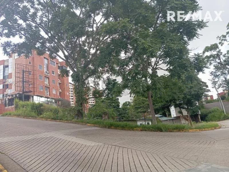 EN VENTA* Dos lotes de Terreno en excelente ubicación, parte alta de la Ciudad, Sector Las Pilas de Pueblo Nuevo justo al lado de Azahares