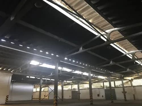 Venta Galpon Zona Industrial De 12.000 Metros Techados, Altura 8,5. Actualmente Fabrica De Plastico Operativa