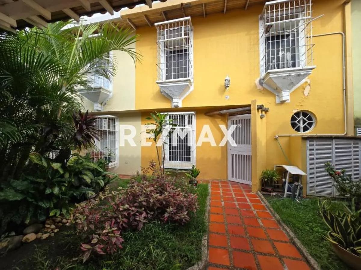 CASA TIPO TOWNHOUSE EN VENTA. URBANISMO PRIVADO