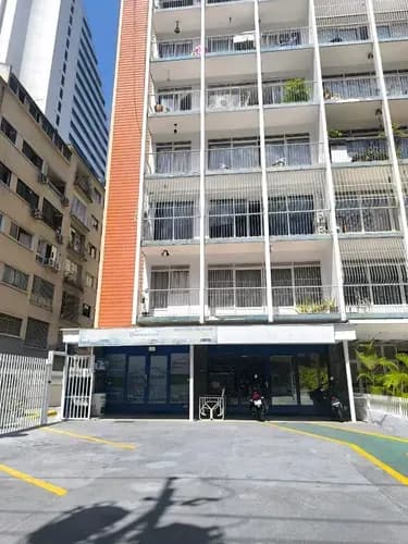 Local A Pie De Calle Con Puestos De Estacionamiento En Los Palos Grandes