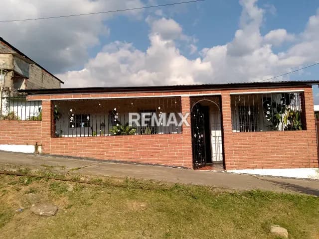 AMPLIA CASA DE UN SOLO NIVEL en venta