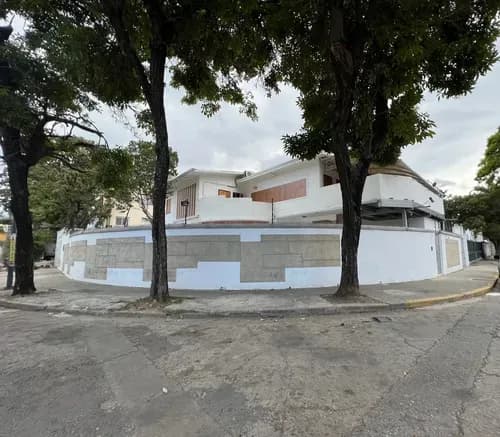 En Venta Casa Comercial En La Urb. Santa Monica