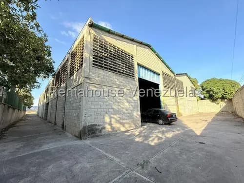 Raíza Suárez Vende 2 6 1 2 4 2 6 Amplio Galpón De 1.770 M2 De Construcción, 3 Baños, Salida A Dos Calles (frente Y Parte Posterior) Ubicado Al Oeste De Barquisimeto