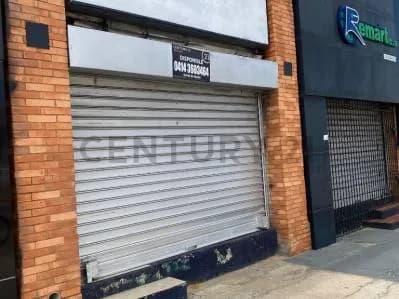 Oficina a nivel de calle en alquiler CC Tango, Av Padilla con Av. BellaVista