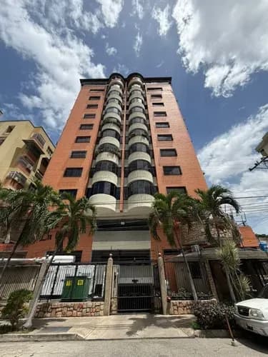 En Venta Imponente Penthouse, Ubicado En La Prestigiosa Urbanización Calicanto, Ofrece Un Diseño Sofisticado, Funcional Y Semi Amoblado Con 400 M2