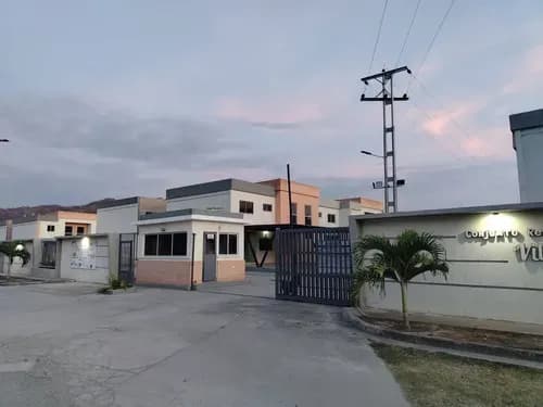 Townhouse En Venta San Diego Villa Serino. Cerca De Zona Comercial, Colegios Y Universidades. Fácil Acceso A La Autopista Y Vias Principales. Dapo