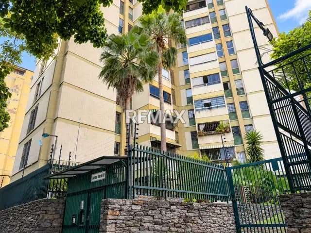 Amplio apartamento en venta con potencial de remodelación en Santa Paula