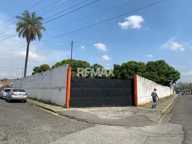 En Alquiler Galpón Comercial especial para taller u autolavado
