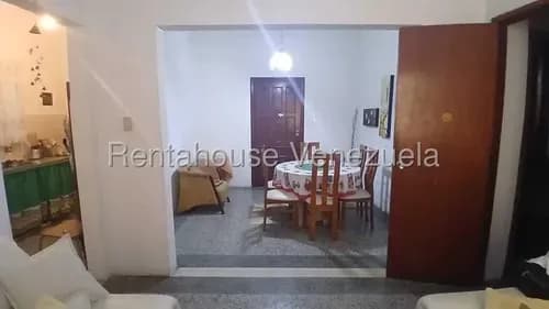 Cómodo Apartamento En Planta Baja Con Sólida Estructura Y Distribución Original Mls #26-20319