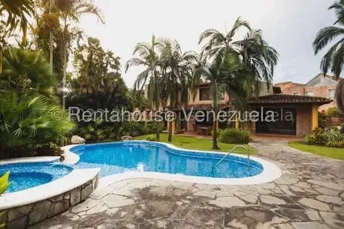 Espectacular Casa De Múltiples Niveles Ubicada En Hato Royal