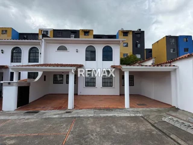 Casa en alquiler, ubicada en Residencias, Doña Virginia, semi amoblada.