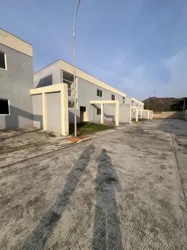 Townhouse De Mas De 400mtrs Con Amplios Espacios, Patio Habitaciones Con Baño Y Espacioso Vestier. Patio Para Desarrollar Un Agradable Área Social . Amplio Recibo Comedor Concepto Abierto.