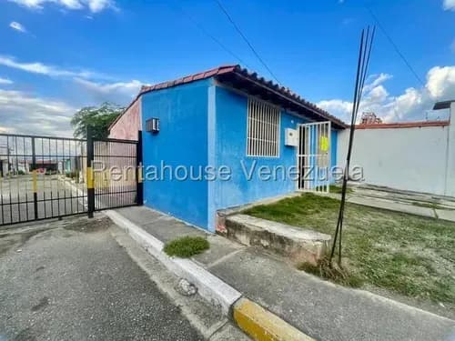 Casa En Venta En Cabudare Zona Trigal Alamriera Codigo 2 6 1 8 8 0 3 Mildred ¡descubra El Lienzo En Blanco Ideal Para Su Próximo Proyecto! Esta Propiedad, Estratégicamente Ubicada Sobre La Avenida Co