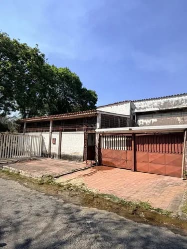 Casa De Esquina Lomas Del Este