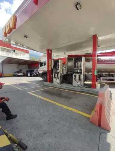 Venta De Local Con Fondo De Comercio Y Estación De Servicio Bien Ubicada