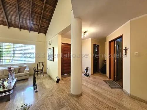 Rentahouse Lara Vende De Lujo En Urbanismo Privado; Cocina Italiana, Pisos De Mármol Travertino, Planta Eléctrica, Terraza Y Patio. Diseño Exquisito Con Máxima Seguridad Y Confort.