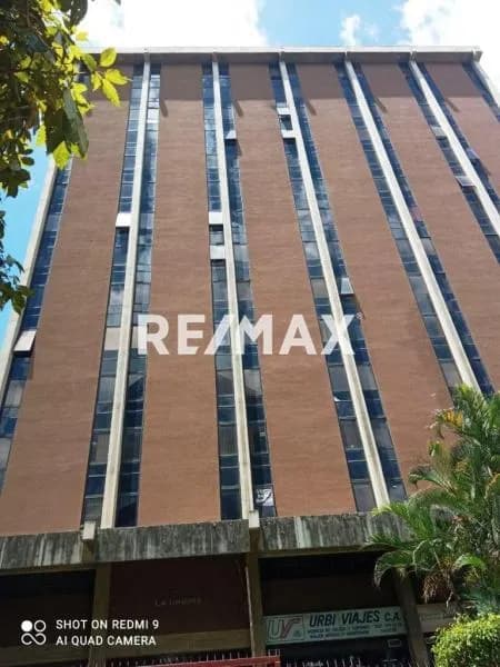 OFICINA EN VENTA - URB. LA URBINA