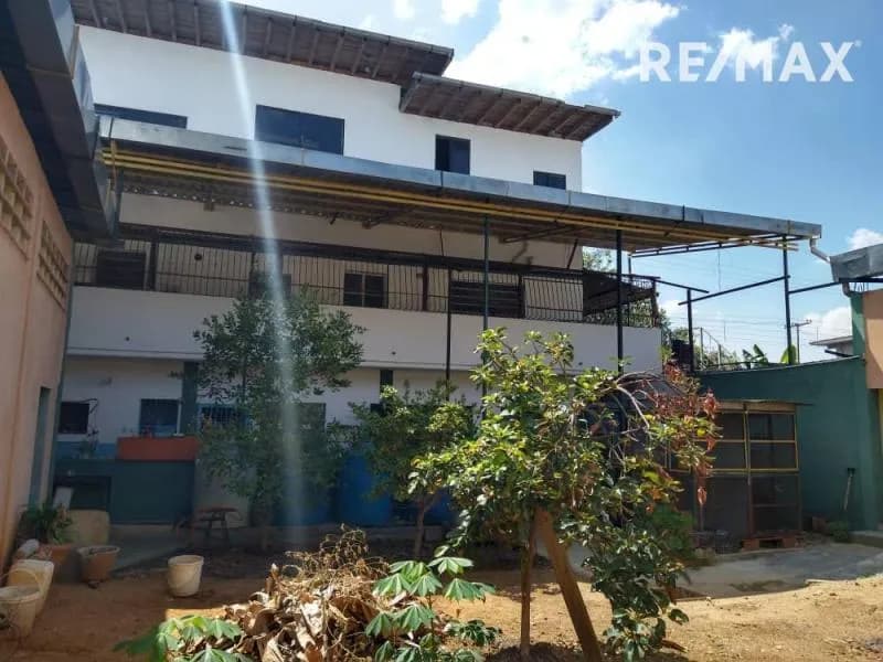 Galpón, locales y apartamentos en La Romana 668 Mts2.
