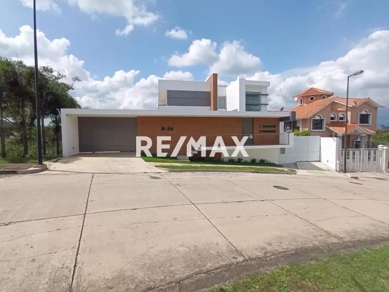 En venta Casa vanguardista en Guataparo Country Club de Valencia
