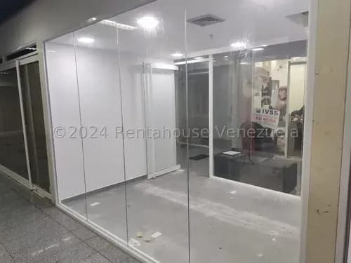 ¿quieres Emprender En Una Zona Con Alto Flujo? Este Local Comercial En Chacao Es Tu Oportunidad. Belkis 25-9034