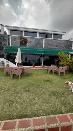 Bella Casa Remodelada Con Acabados De 1era 1.000 Mts De Construcción Terreno 2.300 Mts 7 Hab 6 Baños 6 Puestos Planta Eléctrica Agua Propia Vigilancia 24/7 Amplia Área Social Con Parrillera Jardines.