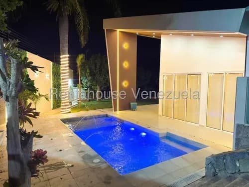 Casa En Venta En Cumbres De Curumo En Calle Cerrada Con Vigilancia, Amoblada Y Remodelada Con Materiales De Alta Gama, Sistema De Seguridad Y Pozo De Agua