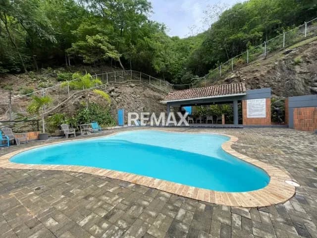 Vendo Townhouse Res Lomas Alto, Lomas Del Este. Tres Niveles obra blanca