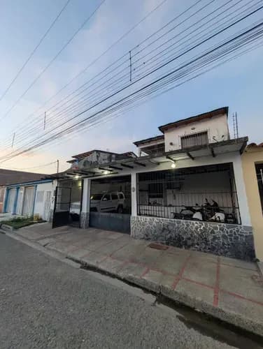 Casa En Venta - Urb, La Mantuana, Turmero - 2 Plantas - Oportunidad De Inversion