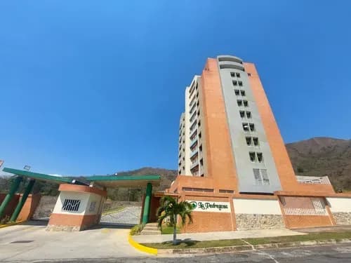En Venta De Penthouse En Urb Mañongo Res. La Pedregosa. Rg. 215mts, Planta Eléctrica Pozo De Agua Vigilancia 24/7 Balcón, Maletero Y Área Para Parrillera.