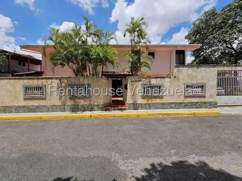 Sm Casa En Venta En Colinas De Santa Mónica De Bellos Jardines, Espacios Bien Distribuidos Y Garita De Vigilancia 26-7488 Yf
