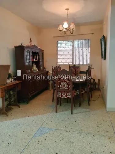 Rentahouse Lara Vende Casa Con Tanque En El Estes De Barquisimeto. 9 Hab / 8 Baños. 342m2.