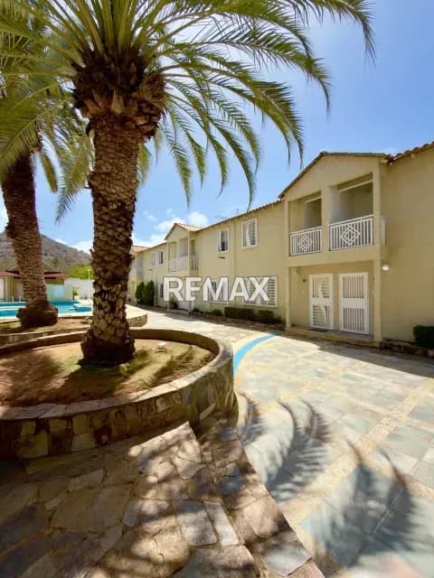 ALQUILER DE TOWNHOUSE EN LOS ROBLES