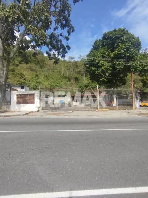 ¡Punto Comercial de Oro! Local Multipropósito en Pleno Sector El Cucharito