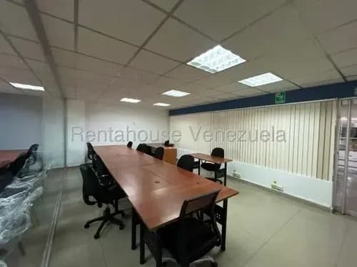 Daniela Linarez Vende Amplio Y Sofisticado Local Comercial De 107 M2 Con Oficina, Mobiliario, 2 Baños, Centro-este De Barquisimeto