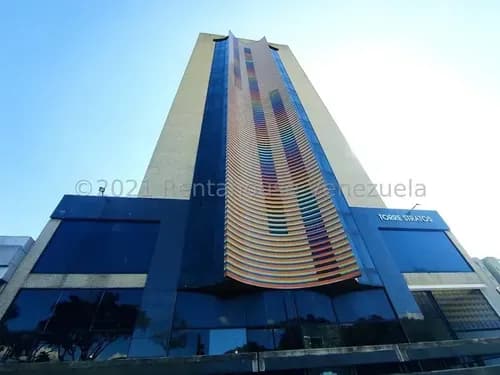 Oficina Amoblada En Plena Av Bolivar, Ubicacion Estrategica En Torre Empresarial Iconica De La Ciudad, Complemente Alfombrada, Techos Drywall, A/a Integral, Persianas, Cuenta Con Area De Recepcion,
