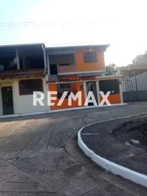 Venta Casa Bifamiliar de 2 niveles en cordero urb los pinos calle # 7