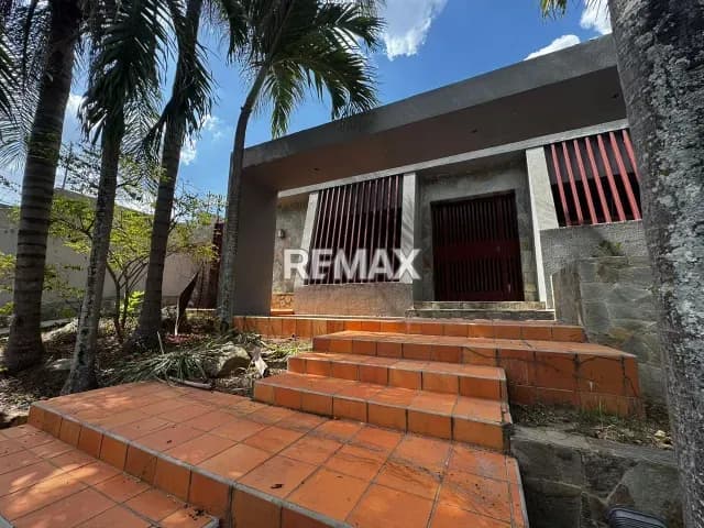 Se alquila casa con piscina en la urbanización Guaparo AMOBLADA
