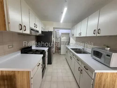 Tg Apartamento En Venta En Colinas De Bello Monte, Cerca De La Embajada Americana, Queda Amoblado 26-17621