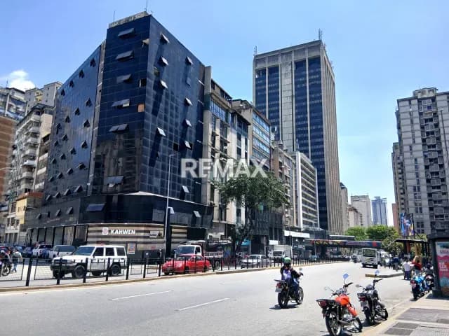 ALQUILO OFICINA 71 M² AVENIDA URDANETA
