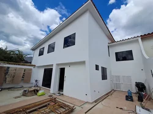 D-6694. Alexora Vende Moderna Casa Totalmente Remodelada, Ubicada En Conjunto Cerado En La Urbanización El Bosque. (4,4,3)