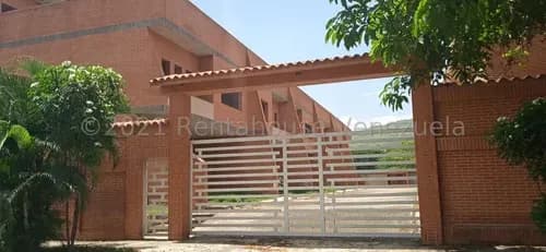 Se Vende Townhouse En La Mejor Zona De La Victoria, Guaracarima. Para Remodelar Al Gusto 22-6200 Hc