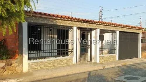 Rentahouse Lara Vende Hermosa Casa En Cabudare Con Cocina De Porcelanato Remodelada; 4 Hab, 3 Baños, Tanque 6.000 L, 2 Aires Split Y Portón Eléctrico. ¡confort Y Seguridad Garantizados!