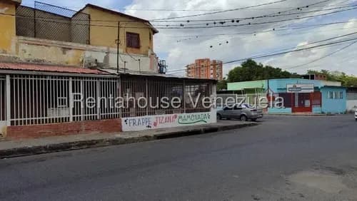 Diana Blanco Vende Amplia Casa En Centro De Barquisimeto, Ubicada En Esquina De Alto Trafico , Cuenta Con Local, Amplias Habitaciones Que Pueden Usarse Como Oficina.