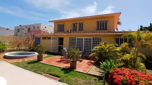 Amplia Casa Iluminada Con Jacuzzi En La Prestigiosa Urb. Costa Azul.