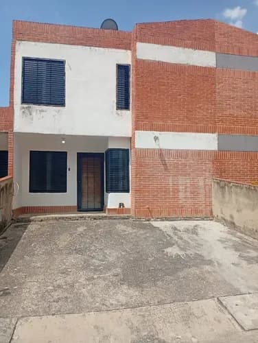 Town House En Obra Blanca En El Conj. Res. Manantial Dorado. San Diego - Edo. Carabobo