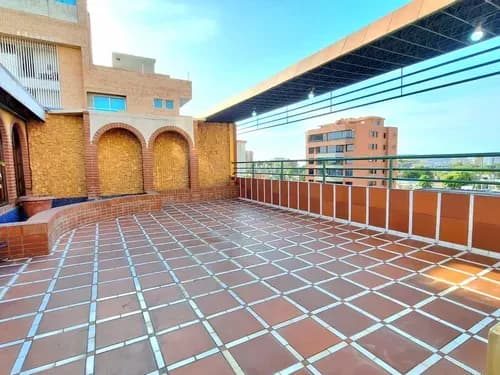 Amplio Apartamento Con Terraza En La Avenida Bolívar De Lechería