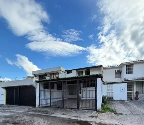 Casa En Altos De Paramillo Urb. Privada Junto Al Liceo Libertador Con Amplio Patio. Ia