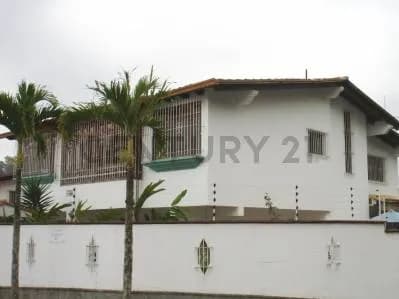 Hermosa Casa de dos niveles de 456mts2 de construcción y 400mts de terr.
